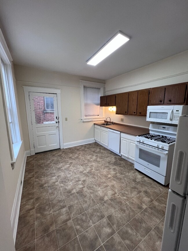 Building Photo - Walk-to-UC 2-Bed Gem (Short Term Lease)  – Lease ends 7/31