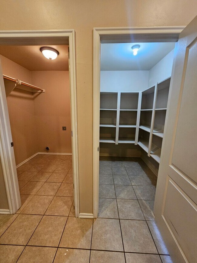 Building Photo - (3) Bed/(2) Bath in NE Norman Avail NOW!