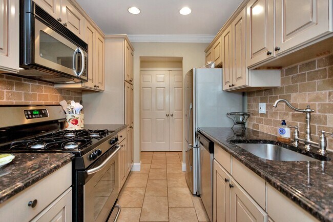 Building Photo - 24 Foxwood Cir