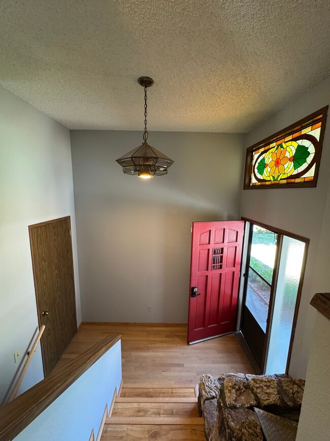 Building Photo - 3 bed 2 bath house with 2 car garage in great area!