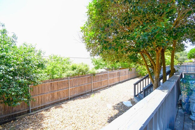 Building Photo - 719 Oak Hollow Dr