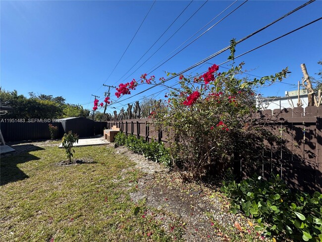 Building Photo - 10502 SW 77th Ct