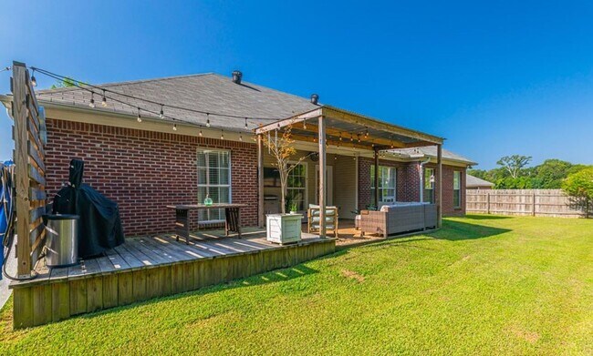 Building Photo - Welcome to Serenity at its finest!!