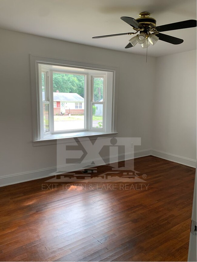 Building Photo - Welcome to your 2 bedroom, 1 bath home in ...