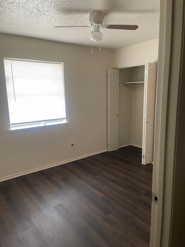 Building Photo - 723 Sun Valley Dr