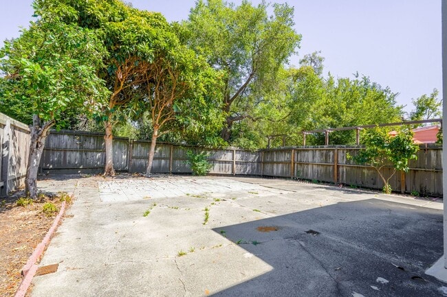 Building Photo - Single Family Home