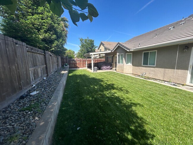 Building Photo - 2464 Oak Crest Dr