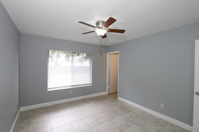 Building Photo - 400 SW Ruffner Ct