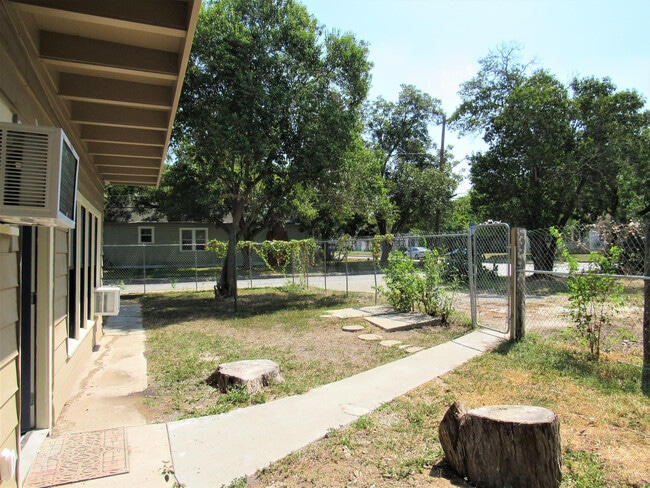 Building Photo - HIGHLAND PARK 3-BEDROOM