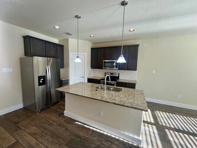 Building Photo - Fabulous Townhome in New Braunfels 3/2.5 ~ Minutes from Gruene ~ Move in Ready!