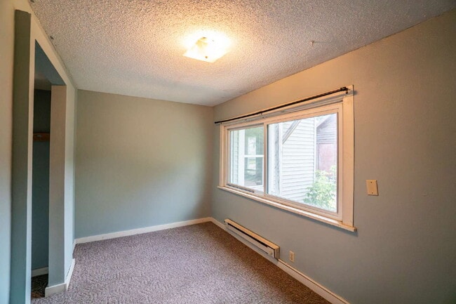 Building Photo - 4 bedroom 1 bath - available for June 1st ...