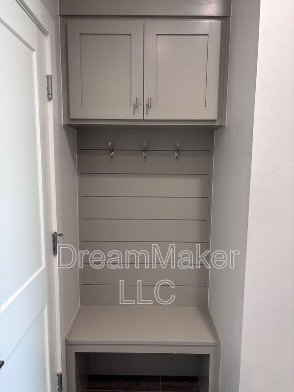 Building Photo - 900 Apple Blossom Wy