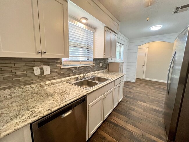 Building Photo - Application Received - **MOVE IN SPECIAL!*...