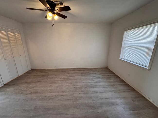 Building Photo - 2 bed 1.5bath  New paint, new flooring, new range, fenced yard!