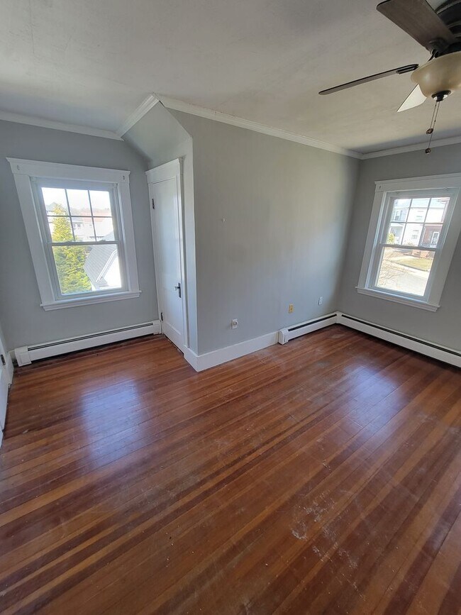 Building Photo - 4 Bedroom Single Family House Available Now!