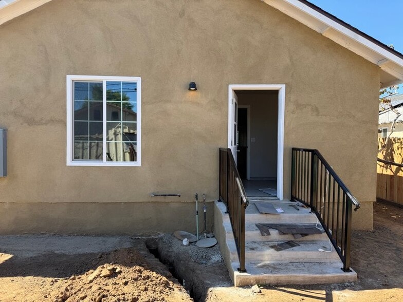 Building Photo - 418 N Elmwood Ave