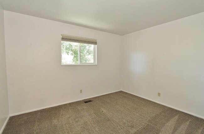 Building Photo - 102 View Cir