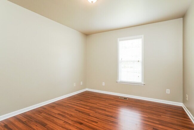Building Photo - 305 Wood Green Dr