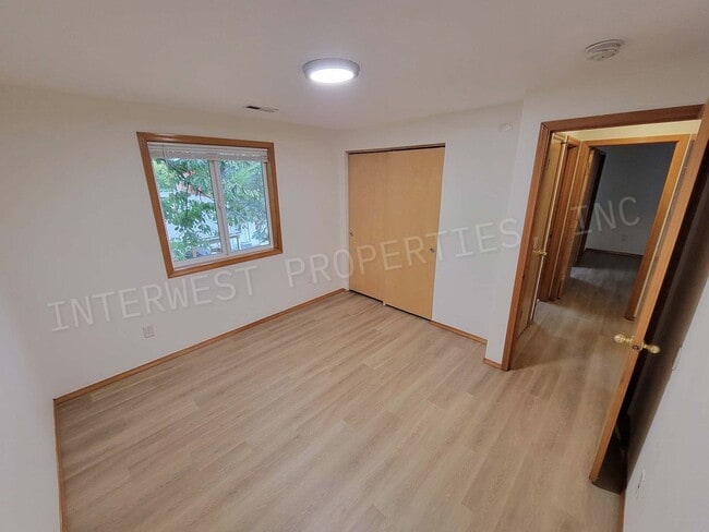 Building Photo - SE Portland Home on A Cul-De-Sac with Gara...