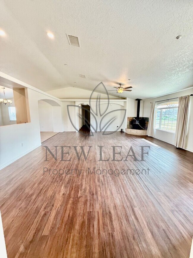 Building Photo - 4 Bedroom home on Private lot in PHELAN CA