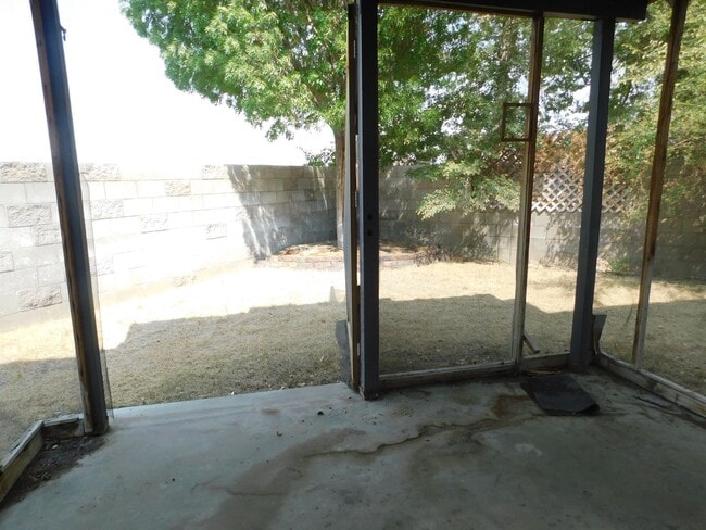 Building Photo - Spacious 3bd 2.5ba Quiet location.