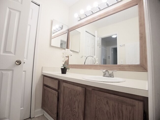 Building Photo - Beautiful 1/1 wood floor condo for rent in...