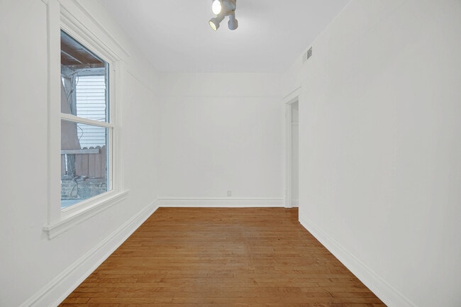 Building Photo - 1002 N Western Ave