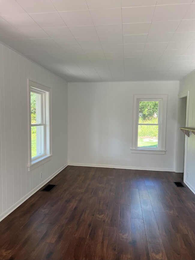 Building Photo - Remodeled 3 Bedroom, 1 Bathroom Home with ...