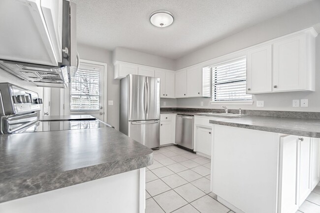 Building Photo - Newly Renovated Duplex! Rare!