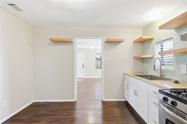 Building Photo - 2308 E 10th St