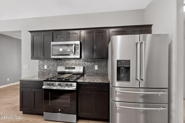 Building Photo - 320 S Manzanita Dr