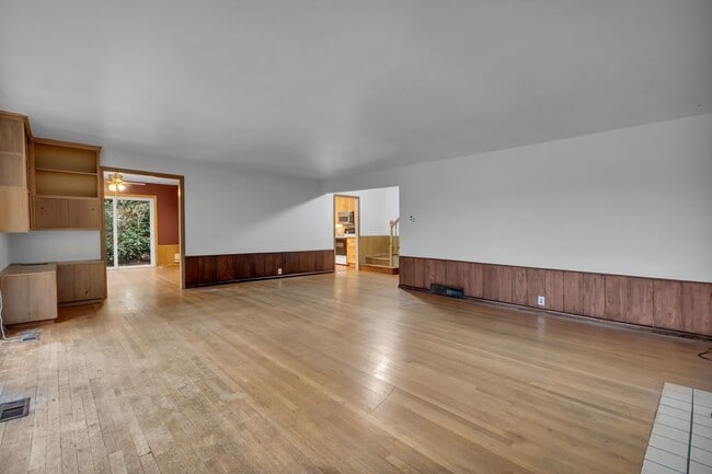 Building Photo - 4 Bed 2.5 Bath available in Kirkland