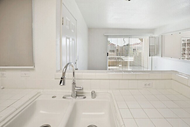 Building Photo - Beautiful Summerlin 1 Bed Condo