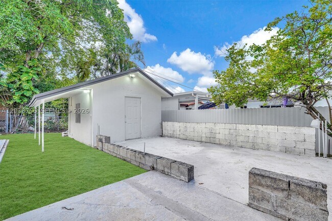 Building Photo - 8201 SW 42nd St