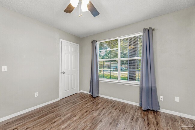 Building Photo - 5499 Chantilly Cir