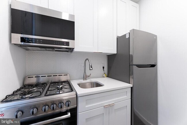 Building Photo - 135 S 19th St