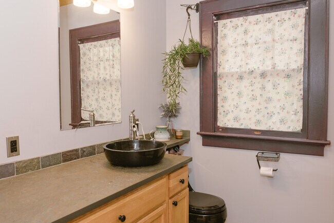 Building Photo - 1707 W 43rd St