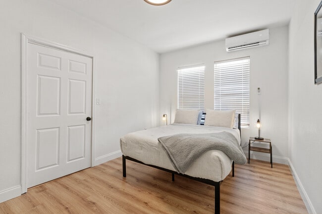 Building Photo - 911 E 23rd Ave