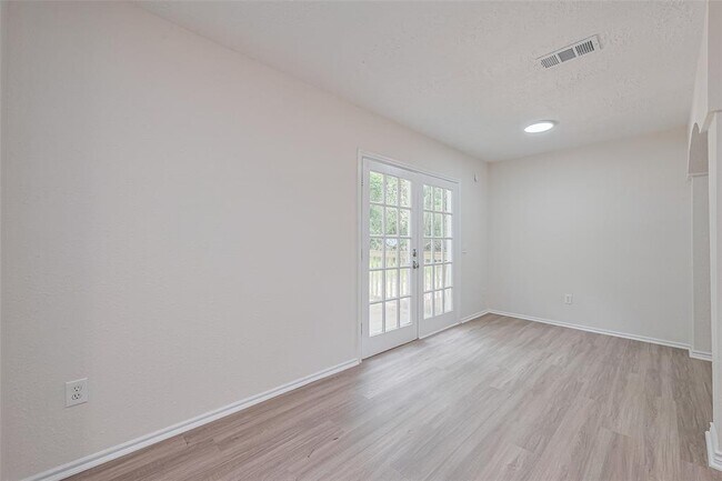 Building Photo - 5323 Forest Dr