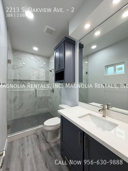 Building Photo - 2213 S Oakview Dr