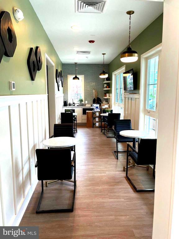 Building Photo - 7618 Johnnycake Rd