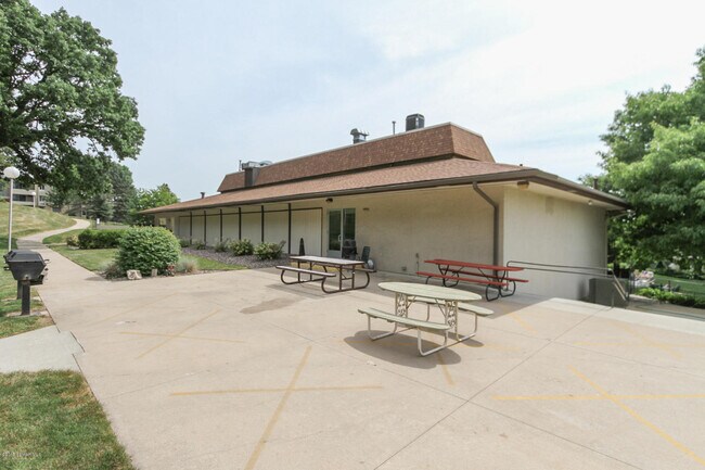 Building Photo - 1923 Viking Dr NW