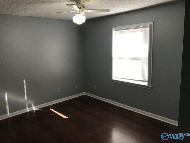 Building Photo - 1305 Chimney Springs Dr SE