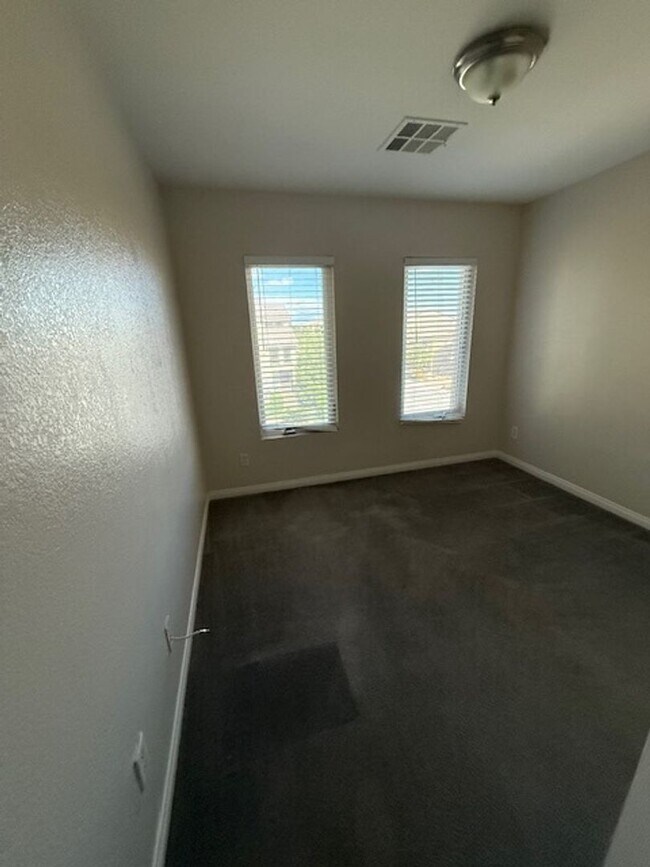 Building Photo - AVAILABLE NOW! Outstanding 3 Story Home!