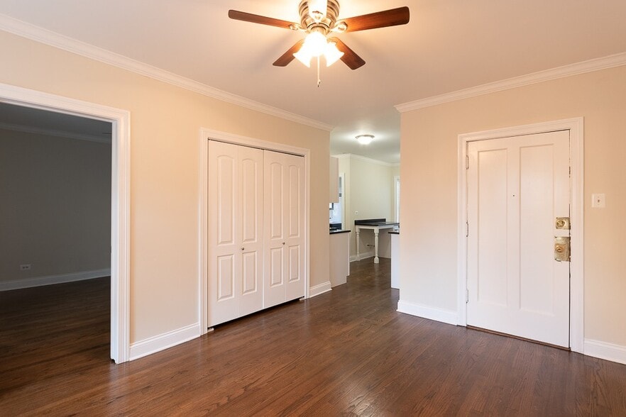 Building Photo - 3826 N Greenview Ave