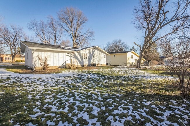 Building Photo - Spacious 3 Bedroom 1 Bathroom