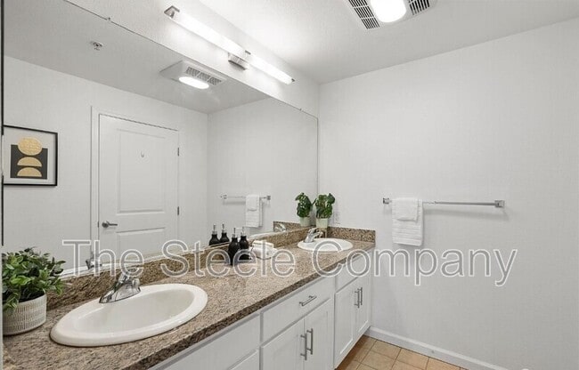 Building Photo - 501 Crescent Way