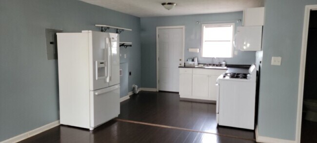 Building Photo - 2 Bed/1Bath apartment, perfect for military personnel.