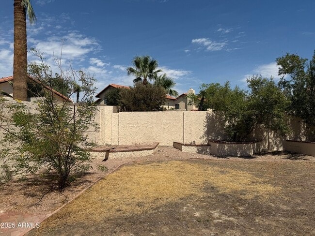 Building Photo - 1733 N La Rosa Dr
