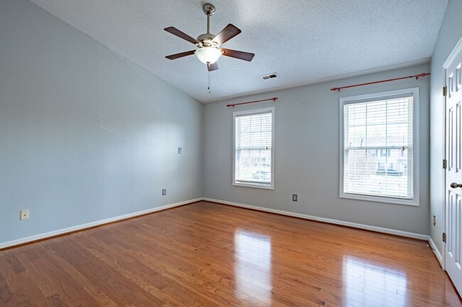 Building Photo - Private 2BR Townhome with Two En-Suite Bathrooms